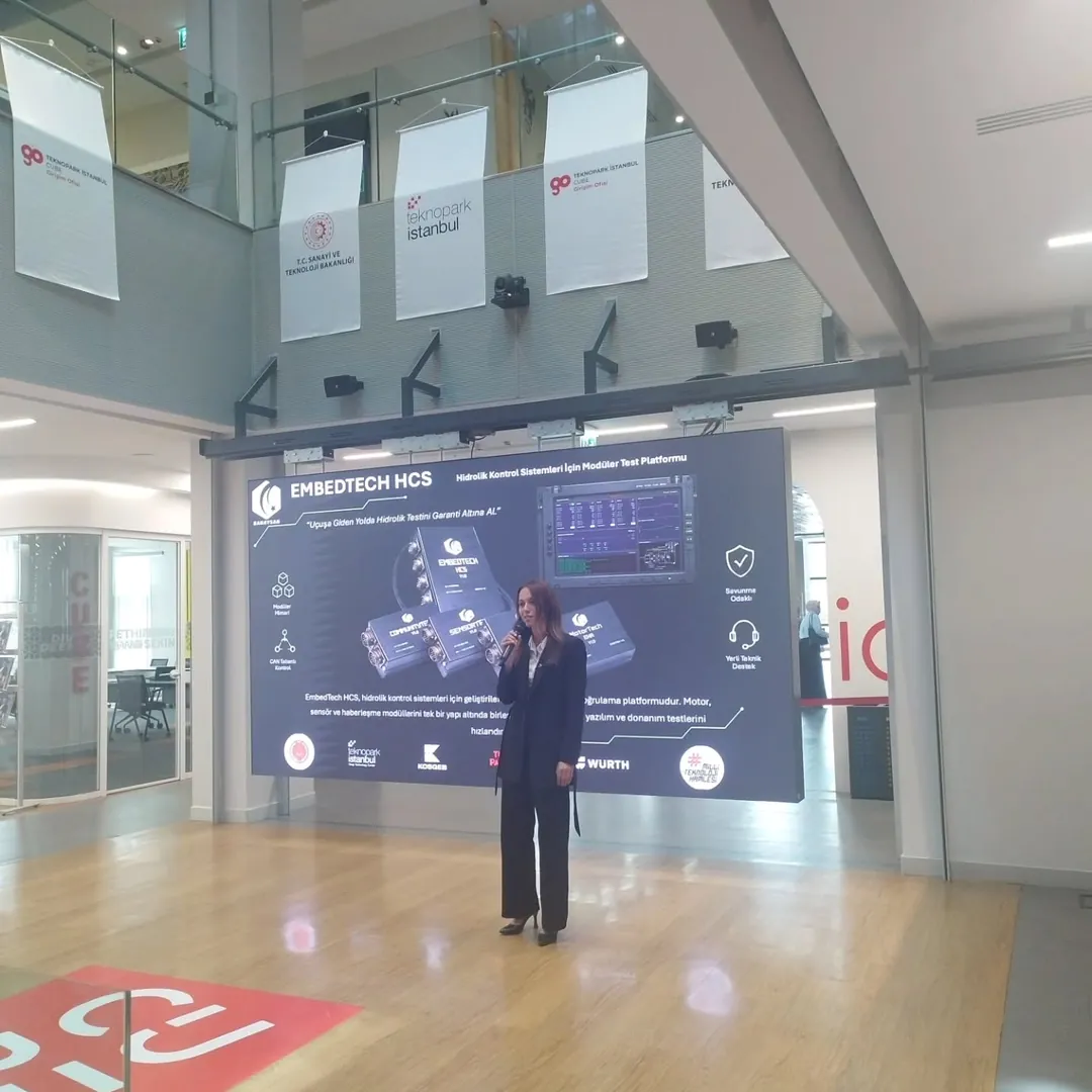 Teknopark İstanbul CUBE’da büyük ekranda EmbedTech HCS sunumu yapan ekip üyesi