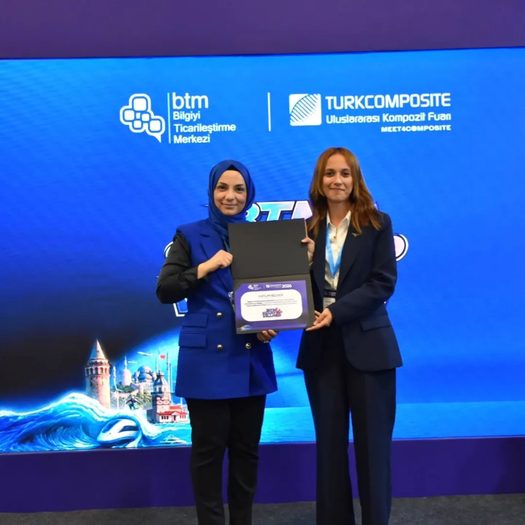 TURKCOMPOSITE 2026’da BTM ve TURKCOMPOSITE logolu ekranın önünde belge töreni